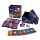 Inhalt der Lorcana Shimmering Skies Trove mit Kartenpacks, Aufbewahrungsbox, Würfeln und Markern auf weißem Hintergrund.