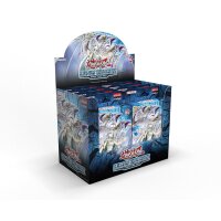 Schr&auml;g von vorne dargestelltes Display des englischen Yu-Gi-Oh! Structure Decks &bdquo;Blue-Eyes White Destiny&ldquo; mit klar sichtbarem &bdquo;English Edition&ldquo;-Label auf den Boxen.
