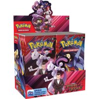 Ansicht der Pok&eacute;mon TCG Displaybox &bdquo;Karmesin &amp; Purpur &ndash; Ewige Rivalen&ldquo; mit mehreren Boostern, Team Rocket Design und Mewtu, Knakrack sowie Cynthia und Giovanni.