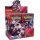 Ansicht der Pokémon TCG Displaybox „Karmesin & Purpur – Ewige Rivalen“ mit mehreren Boostern, Team Rocket Design und Mewtu, Knakrack sowie Cynthia und Giovanni.