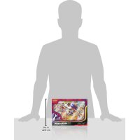 Gr&ouml;&szlig;envergleich der Pok&eacute;mon Mega-Latias ex Kollektion vor grauer Personensilhouette mit H&ouml;henangabe 22,9 cm.