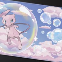 Detailansicht der Pok&eacute;mon Spielmatte mit Mew in einer gro&szlig;en Seifenblase, umgeben von gl&auml;nzenden Blasen vor einem Himmel aus rosa Wolken.