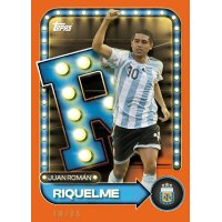 Juan Rom&aacute;n Riquelme Insertkarte mit Leuchtzahl-Motiv im Argentinien-Trikot vor orangem Hintergrund, nummeriert 10/25.