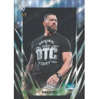 Beispielkarte der Topps Chrome WWE 2026 Trading Cards mit Roman Reigns als nummerierte Parallelkarte.