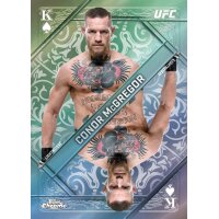 Topps Chrome UFC King of Spades Insert mit spiegelndem Kartenmotiv und t&auml;towiertem K&auml;mpfer.