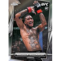 Topps Chrome UFC Rookie-Karte eines jubelnden K&auml;mpfers im silbernen Refractor-Design.