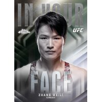 Topps Chrome UFC In Your Face Insert mit Portr&auml;t einer K&auml;mpferin im monochromen Design.