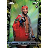 Topps Chrome UFC Rookie-Karte mit K&auml;mpfer in Flagge geh&uuml;llt vor gr&uuml;nem Strahlenhintergrund.