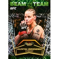 Topps UFC Stadium Club 2026 Beam Team Insert-Karte mit einer UFC-K&auml;mpferin vor gr&uuml;nem Hintergrund.