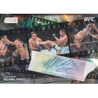 Topps UFC Stadium Club 2026 Autogrammkarte im Filmstreifen-Design mit Kampfszenen im Octagon.