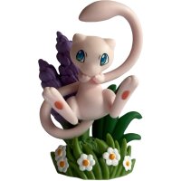 Mew Sammelfigur auf einem gr&uuml;nen Sockel mit Blumen