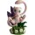 Mew Sammelfigur auf einem grünen Sockel mit Blumen