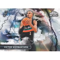 Topps Chrome Black Basketball 2025-26 Karte eines San Antonio Spielers vor Gewitterhimmel
