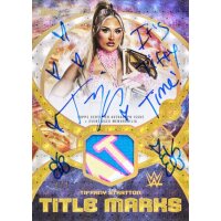Topps WWE Universe 2026 signierte Title Marks Memorabilia-Karte mit Wrestlerin