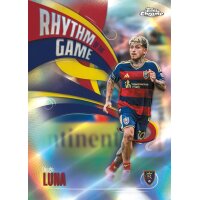 Topps MLS Chrome 2026 Rhythm of the Game Insertkarte mit Fu&szlig;ballspieler im rot-blauen Trikot